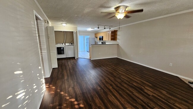 Building Photo - 2 Bedroom/2 Bathroom at Lancelot AVAILABLE AUGUST 10th!
