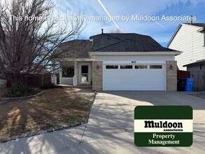 Building Photo - Spacious 2 story Home!