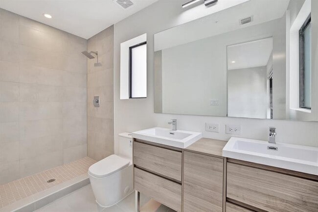 Building Photo - 4208 NE 7th Terrace