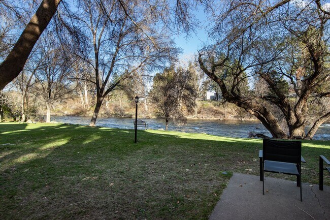 Building Photo - 2bed, 2bath condo with W/D, Balsony and river access