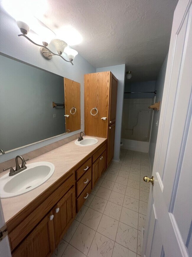 Building Photo - 4 Bedroom 3 Bathroom House