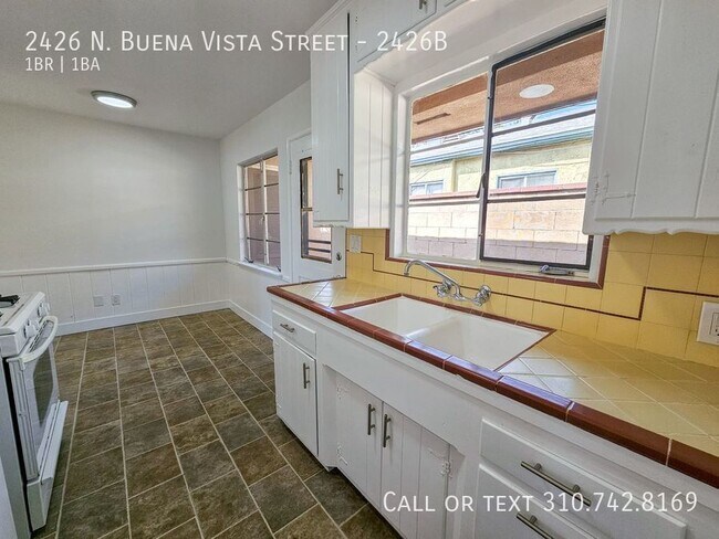 Building Photo - 2426 N Buena Vista St