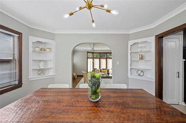 Building Photo - GORGEOUS Cleveland Hts Single Family - Ava...