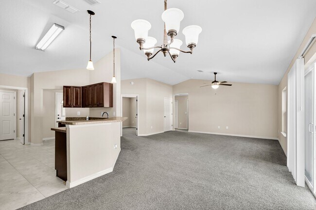 Building Photo - Large 4 Bedroom Rental!