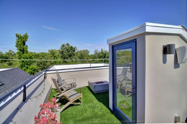Building Photo - 4 Bed / 3.5 Bath | Crocker Village Brownst...