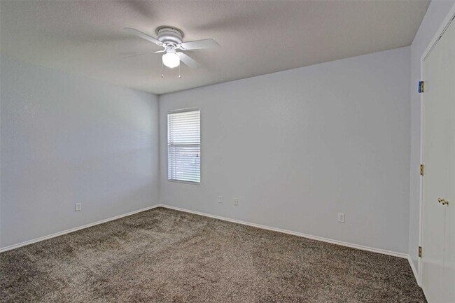 Building Photo - Welcome to this inviting 3-bedroom, 2-bath...