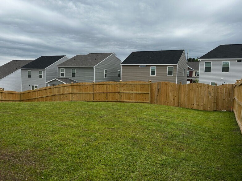 Building Photo - 13 Ozark Dr