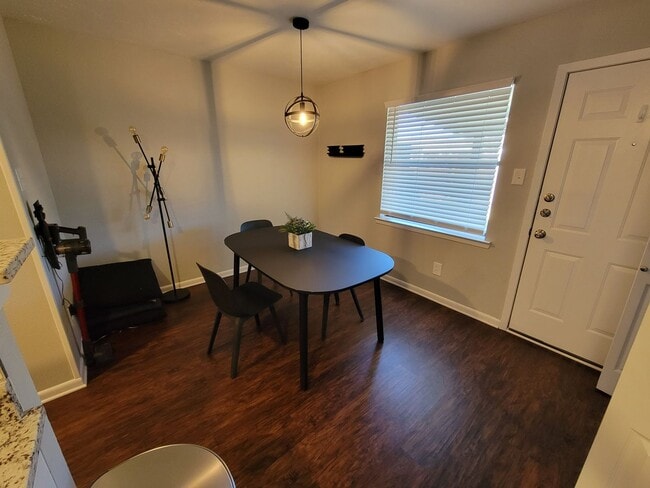 Building Photo - College Station - Cozy 2 Bedroom 1.5 Bath Condo for Lease