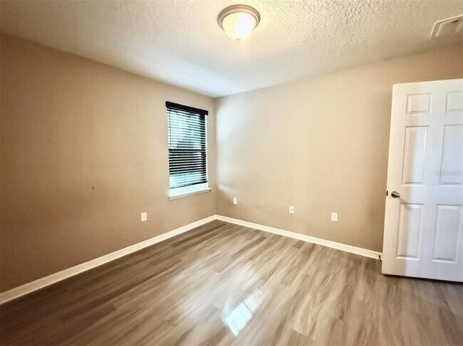 Building Photo - 11804 Silverlake Park Dr