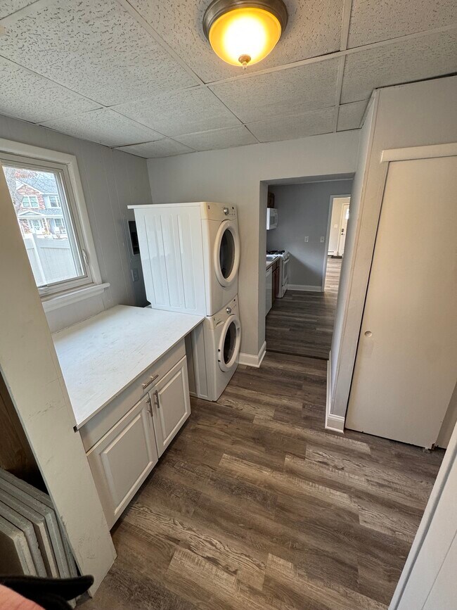 Building Photo - 27 Elm Ave