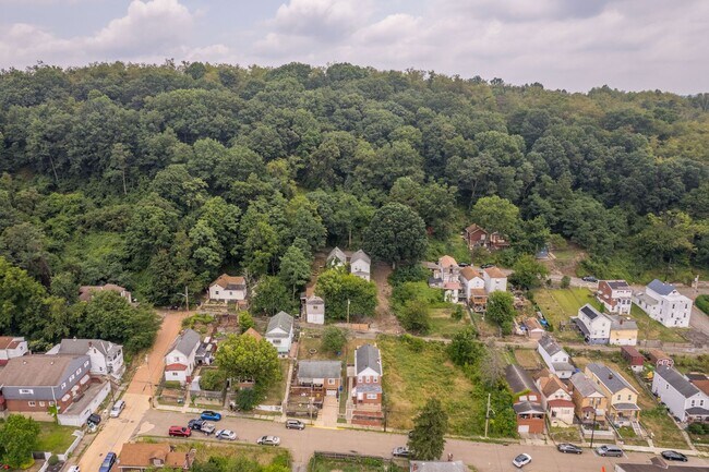 Building Photo - Stunning 3 bed, 2.5 bath home in McKees Rocks available October 1!