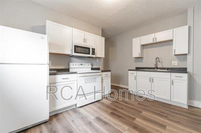 Primary Photo - 2425 N Kenwood Ave