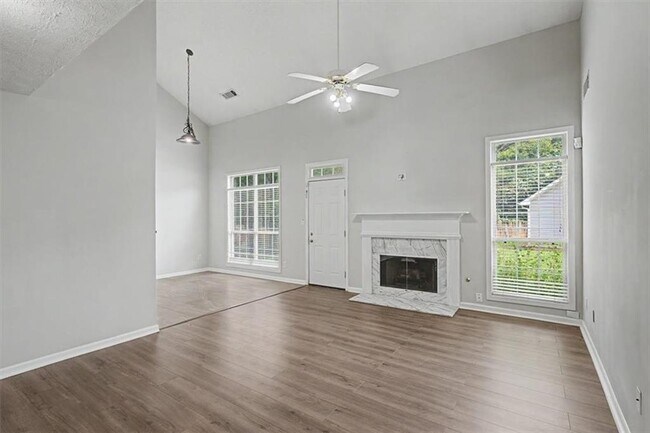 Building Photo - 665 Peachtree Trails Dr
