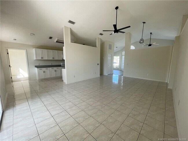 Building Photo - 4690 SW Babylon St