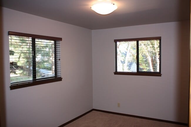 Building Photo - Wooded View Estate in Jacksonville