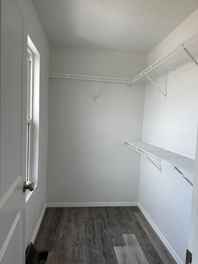 Building Photo - Fenced 3 bedroom home-Westbury Gardens!