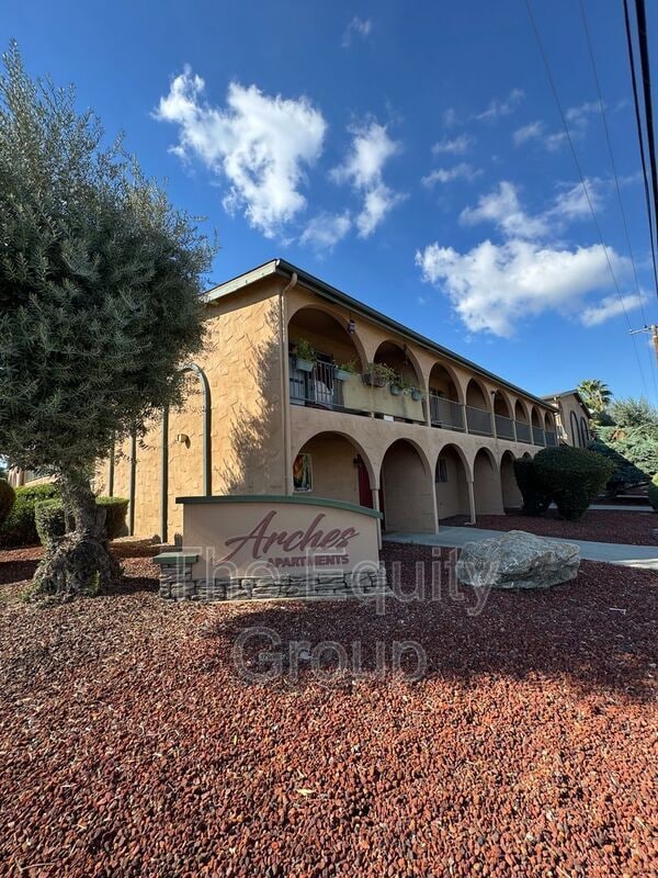 Primary Photo - 1320 W Vassar Ave