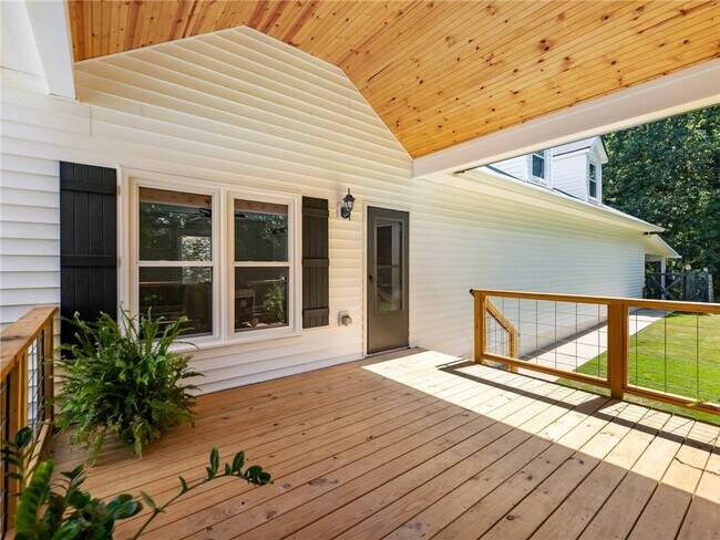 Building Photo - 3965 Hamilton View Way NE