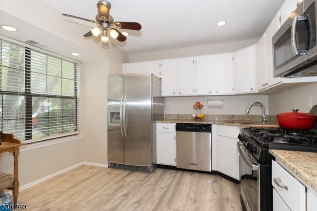 Building Photo - 242 Penns Way