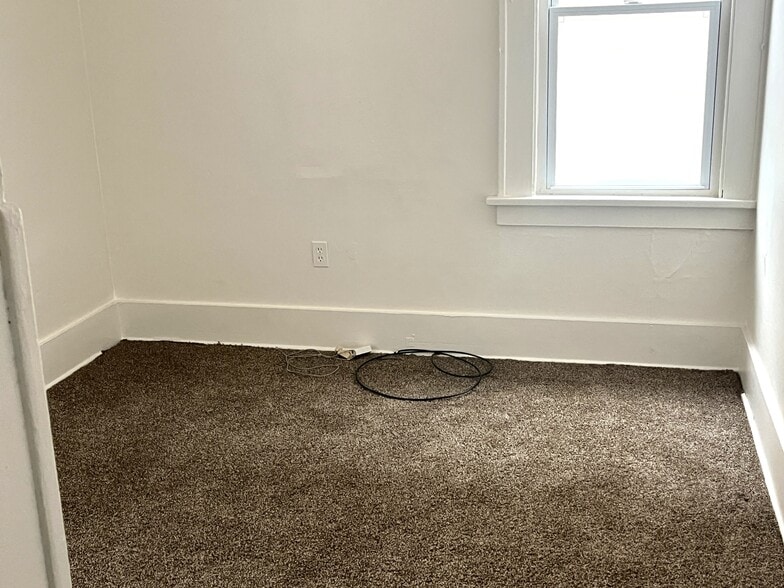 Building Photo - 1318 W 11th St