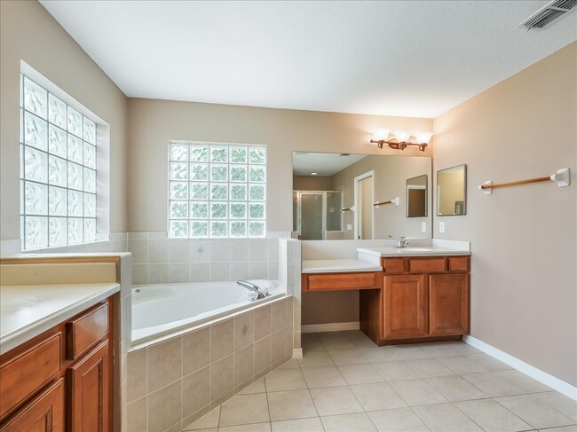 Master Bath Garden Tub - 11025 SE 174th Loop