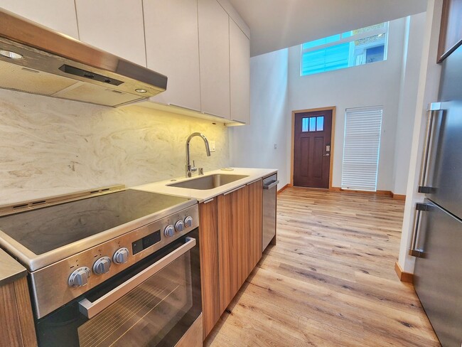 Building Photo - Beautiful 2 Bed 1.75 Bath Townhome in Central District