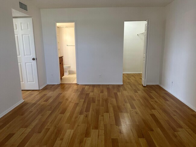 Building Photo - 505 S Pine Island Rd