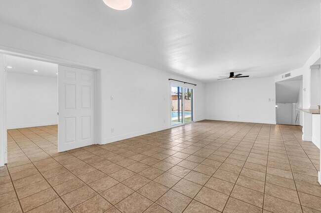 Building Photo - 6 bed/ 3.5 bath