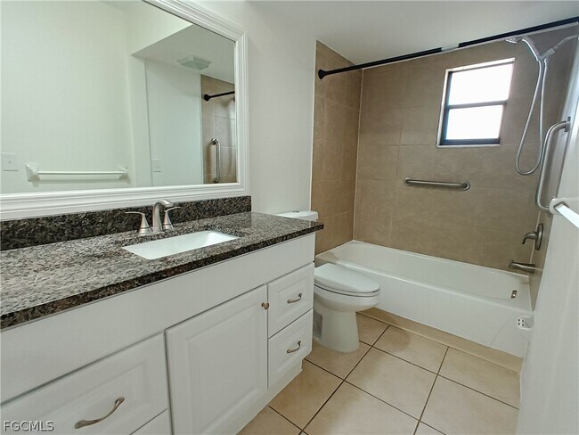 Building Photo - 630-636 SE 13th Pl