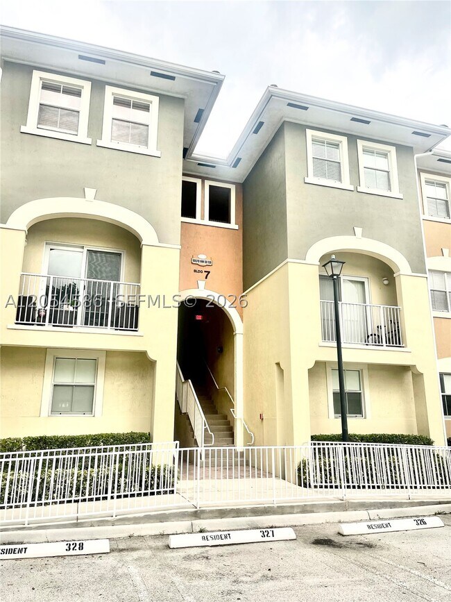 Building Photo - 10870 NW 88th St