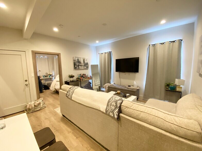 Building Photo - 118 Buttonwood St