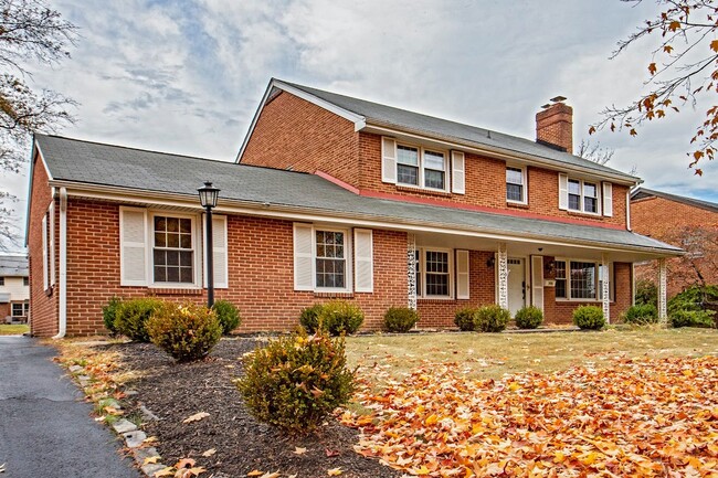 Building Photo - Lovely Colonial Home in Sharpley