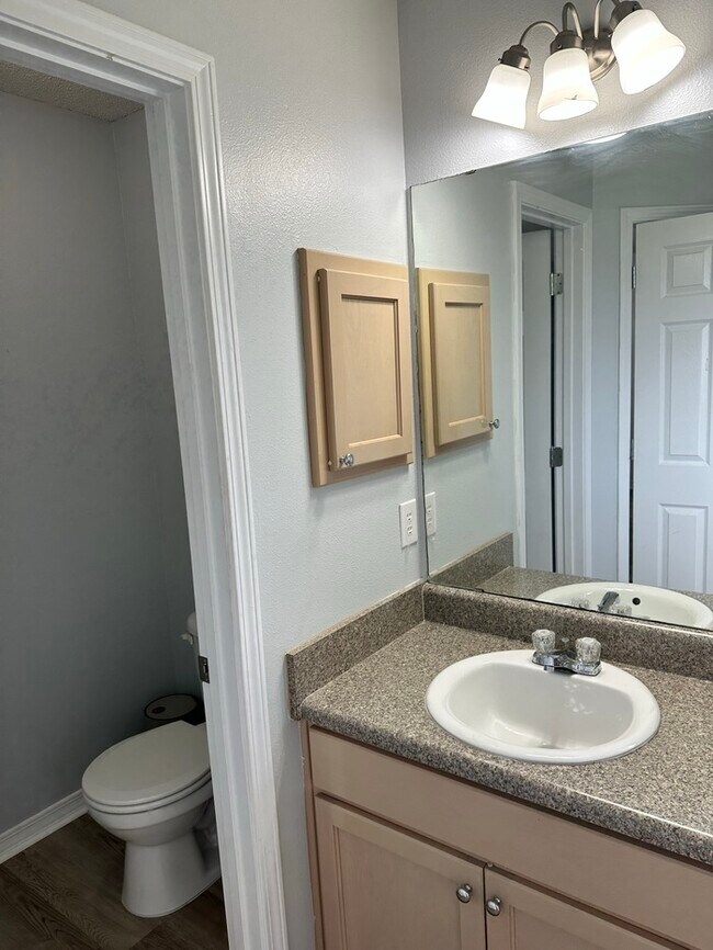 Building Photo - Large 4 bed / 3 bath home minutes from Nav...