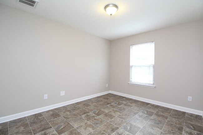 Building Photo - Move-In Ready 3BR/2BA Near NAS – Newer Con...