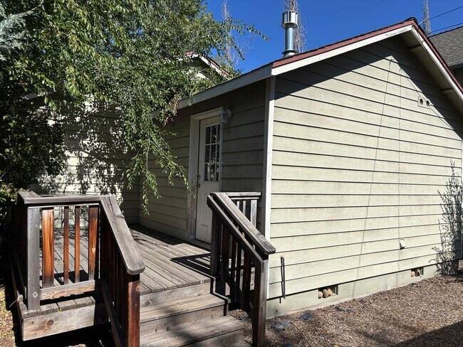 Building Photo - Downtown NW Bend Home Close to the River