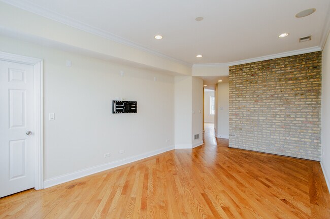 Building Photo - 6150 N Ravenswood Ave