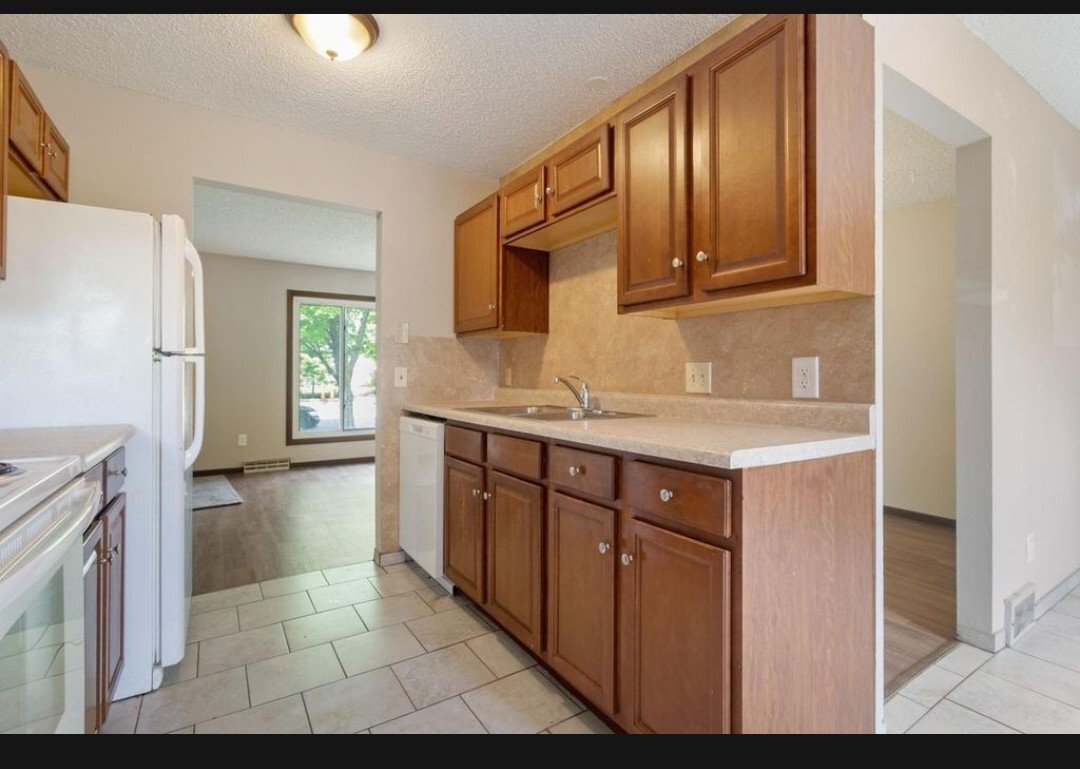 Building Photo - 605 10th Ave S