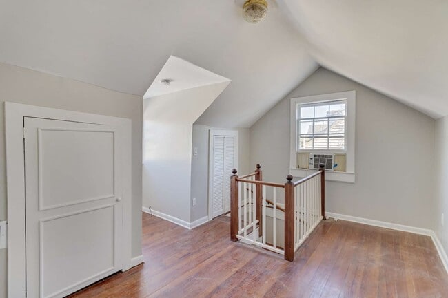 Building Photo - 516 E Jones St