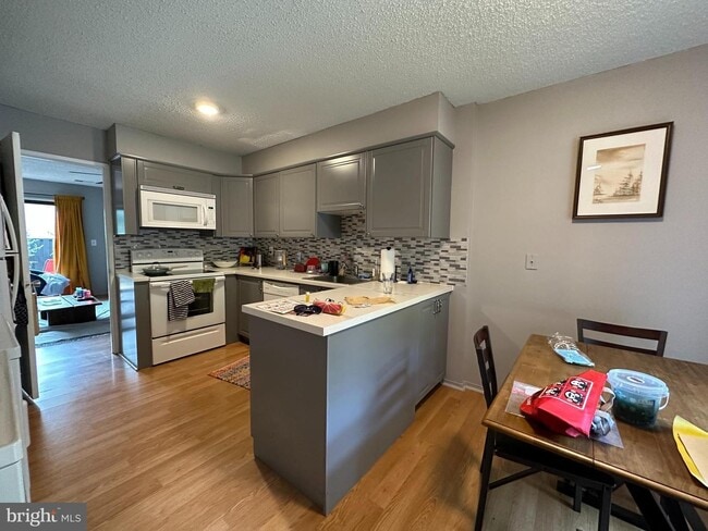 Building Photo - End-unit townhome in Reston.