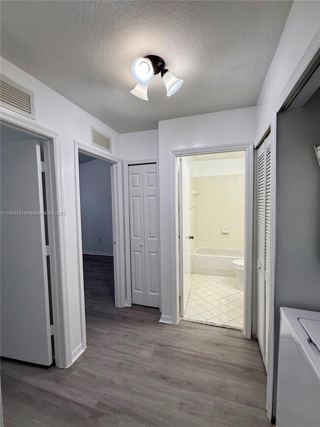 Building Photo - 980 NE 33rd Terrace