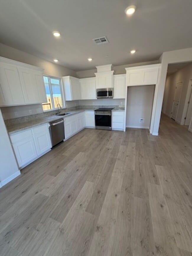 Building Photo - Brand New Single Story Solar All Electric Home in Roseville