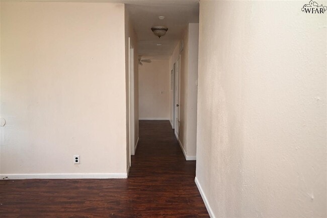 Building Photo - 1421 Harris Ln