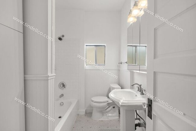 Building Photo - Charming 2-Bedroom Home in Overlook Neighb...