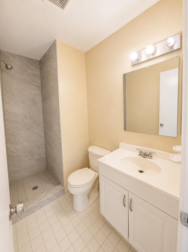 Building Photo - 4125 Woodside Dr