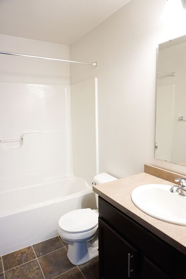 Building Photo - 3 Bed 3 Bath Twin Home