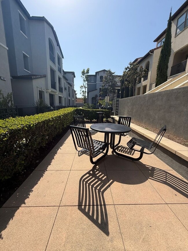 Building Photo - 2 Bedroom, 2.5 Bath Tri-level townhouse in Signal Hill