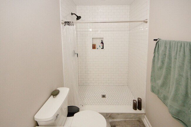 Building Photo - 1424 Shadowbrook Dr