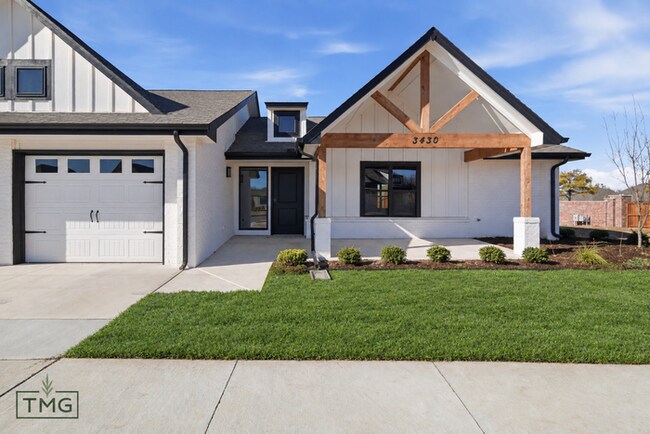 Building Photo - Lawn Care Included! Fully Updated 2 Bed / 2 Bath Duplex – Prime Broken Arrow Location!