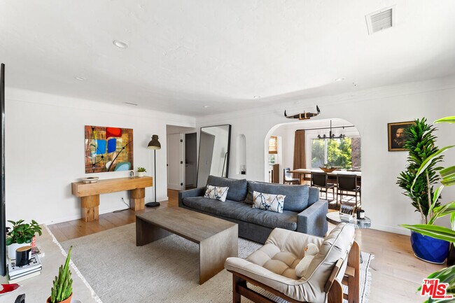 Building Photo - 502 N Sweetzer Ave