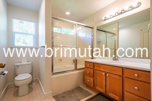 Building Photo - 1147 E Garfield Ave